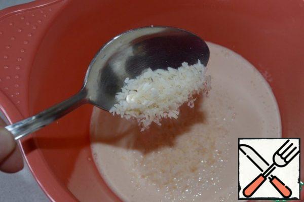 Fermented baked milk mixed with sugar and vanilla sugar.
Pour in the coconut shavings.
Stir and let stand for 10 minutes until the sugar dissolves.