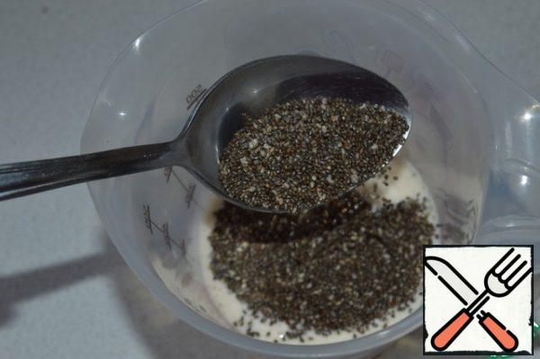 Pour the fermented baked milk, Chia seeds and vanilla, mix well.