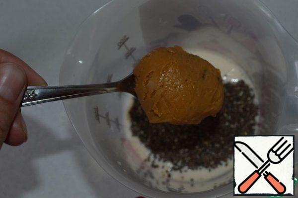 Add the peanut paste and honey. Mix thoroughly (there should be no lumps of honey and peanut paste).