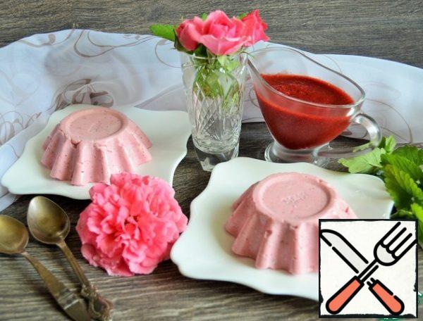 Release the finished blancmange from the mold and serve with strawberry sauce.