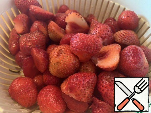 Select and wash the strawberries, cut them in half too large.