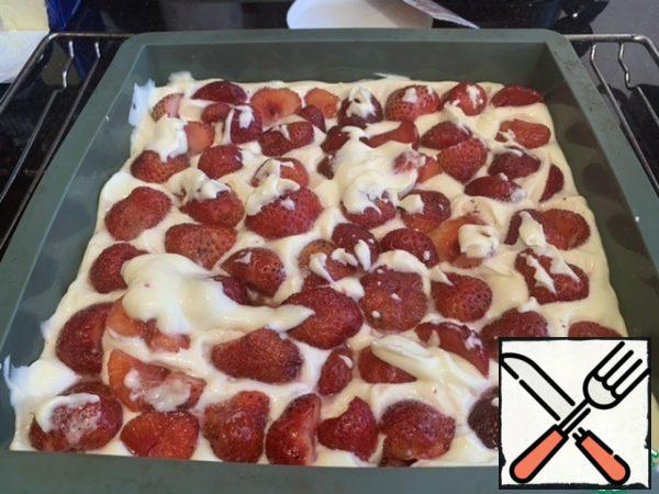 Place the strawberries on top of the entire area, carefully pressing it in. Bake the pie in a preheated 180 degree oven for 40 minutes.