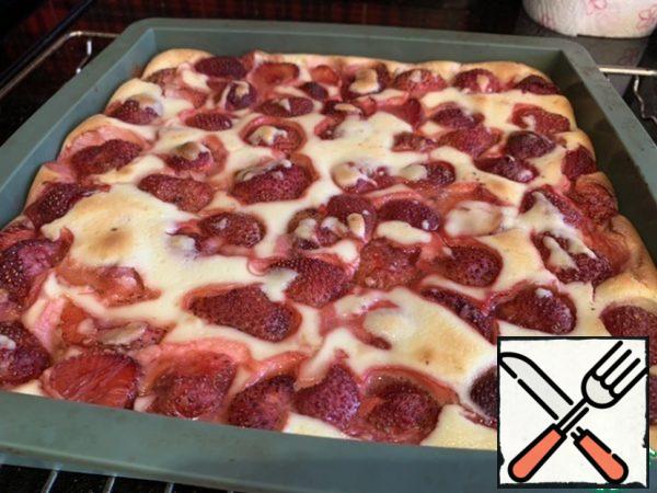 Without removing the cake from the mold, cool it and put it in the refrigerator for at least two hours, or better at night.
