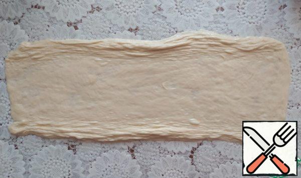 Then the rectangle of dough along the long edges must be assembled to the center.