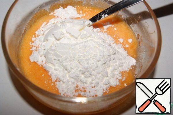 RUB the yolk with sugar and starch.
Add the cream and RUB again.