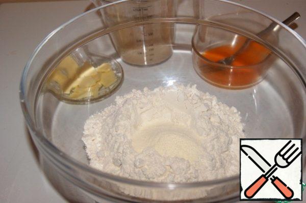 Dough:
Dilute the yeast in water. Beat the yolk 1 with a fork. Mix flour, sugar, salt, vanilla and milk powder.