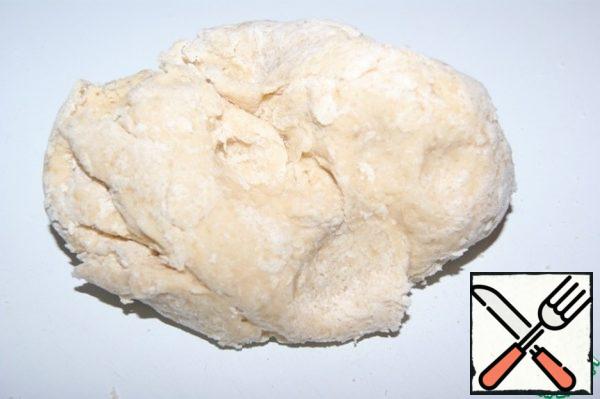 Add the yolk and yeast mixture to the flour and knead the dough.
I did the kneading manually.