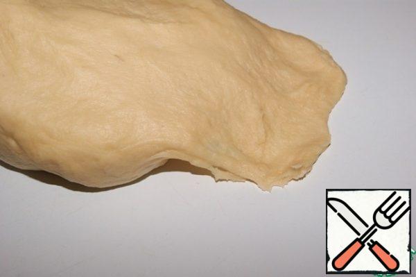 It is not very easy to mix the oil in the dough, but gradually it absorbs it. To check the readiness of the dough, pull one edge gently pulling it to the side, if the edge is not torn, the dough is kneaded well.