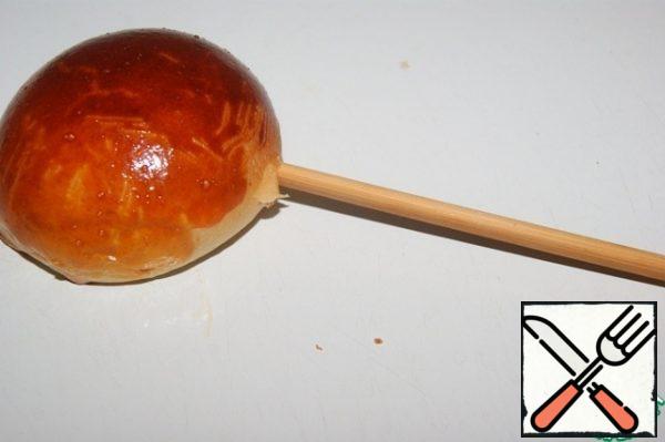 Using a Chinese chopstick, make a hole in the bun (side). Pierce almost to the end and gently rotating inside in a circle, thus making room for the cream.