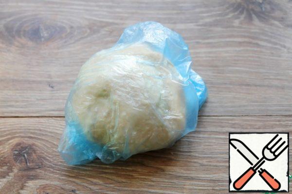 Put the dough in a bag and put it in the refrigerator for 30 minutes.