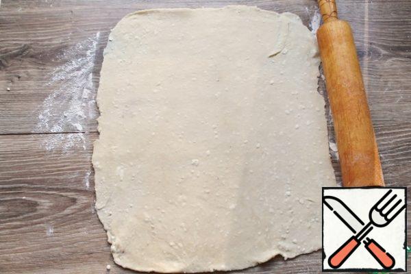 Roll out the dough into a layer 0.7 mm thick and trim.