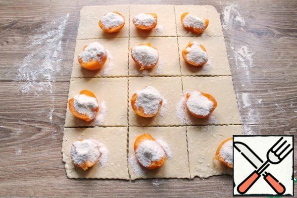 Mix powdered sugar and corn starch. Pour the mixture inside each recess of the apricot.