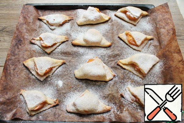 Cool triangles well sprinkle with powdered sugar. Of course, you can not do this, but then they will turn sour.
