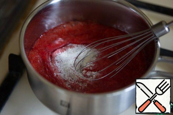 Pour the sugar and pectin into the berry puree, stirring continuously with a whisk. Cook over medium heat for 2 minutes.