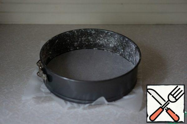 Cover the baking dish with parchment, brush the walls with butter and sprinkle with flour.