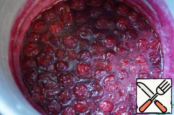 Boil the cherry filling. Put the pitted cherries in a saucepan and add the sugar. Put on a small fire and bring to a boil. Starch dilute with water and add to the cherry, boil until thick for 5 minutes. Let it cool completely.