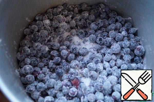 Prepare the currant filling. Currant berries in a saucepan with a thick bottom, mix with sugar and starch.