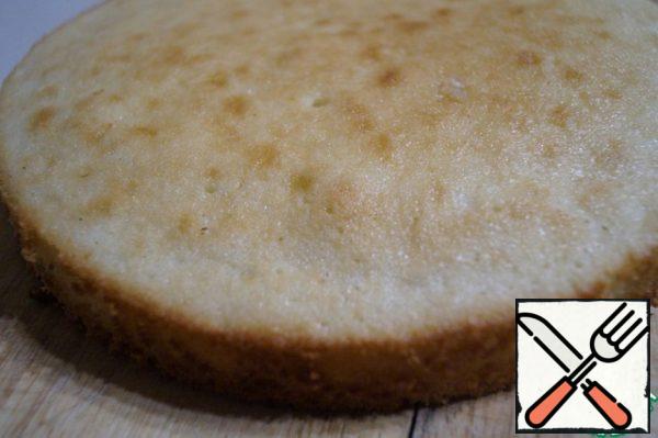 Divide the dough in half into two baking pans with a diameter of 20-22 cm. Bake at a temperature of 180 degrees for 20 minutes, until the skewer is dry. Let the biscuit cool and remove from the mold. Cut each biscuit lengthwise and get 4 cakes.