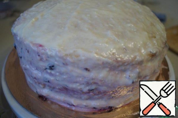 On the sides of the cake, too, apply cream and sprinkle the cake with coconut shavings.