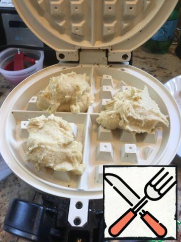 Preheat the waffle iron, put the dough in lumps 3 cm apart (a tablespoon for each lump). Close the waffle iron, bake until Golden light.