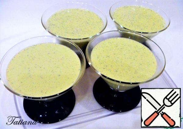 Pour the cream-mint mixture into the cremans (4 pieces of 150 ml each) and put it in the refrigerator for 2 hours.