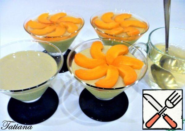 Cut the apricots into slices. Put the apricot slices on the frozen Panna cotta and pour the fruit jelly (cold) on top.