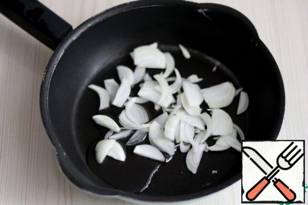 Onion (1 PC.) cut into half rings. Add 2 tablespoons to the pan to passer the onion. Put the pan on medium heat and saute the onion until light Golden brown.