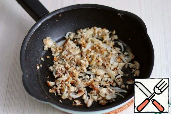 Add the oyster mushrooms to the sauteed onion and fry until Golden brown. Set the pan aside.