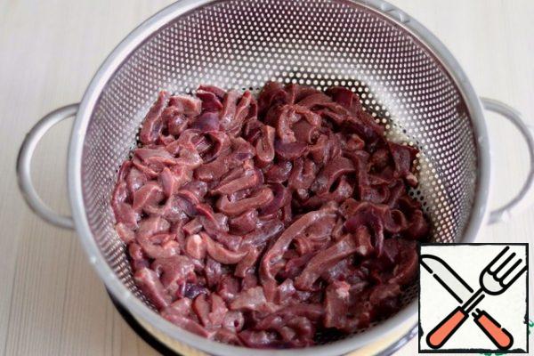 Beef liver cut into thin strips, in my case, the liver is cut 0.5 - 0.7 cm. Wash the liver in 2-3 waters, flip it into a colander to remove excess liquid.