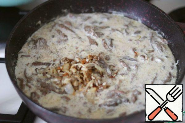Remove the finished dish from the heat, add the browned onions and mushrooms. Mix the finished dish.