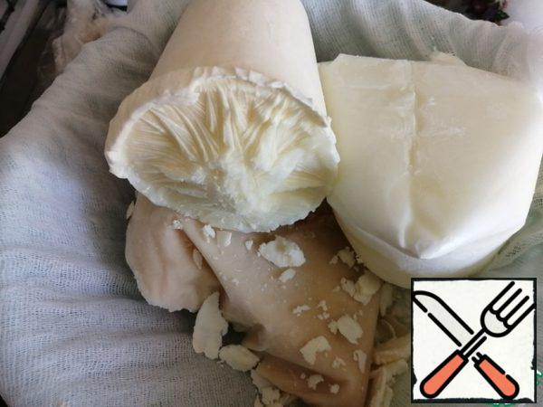 Freeze sour cream, fermented baked milk and kefir. Put a sieve or colander on a deep bowl and cover with folded gauze 4-6 times. Lay out the frozen dairy products and leave until completely defrosted. Cover the top with gauze.