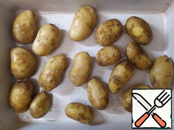 Wash the potatoes, put them in a mold, and sprinkle with sea salt. Cover with foil and bake in the oven for 40 minutes at 150 degrees.