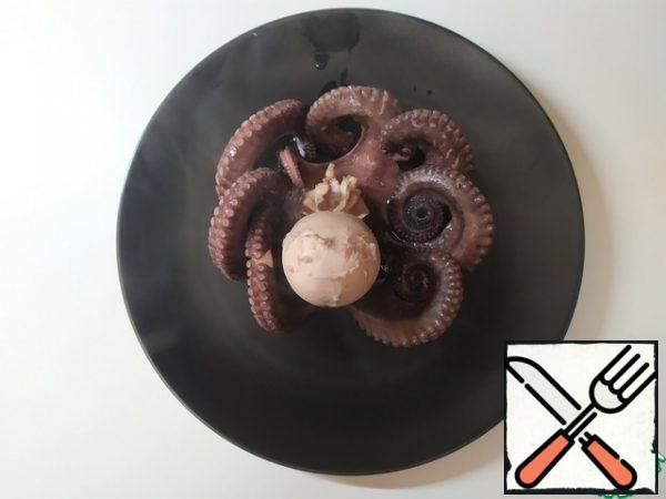 Remove the finished octopus from the fire. And leave in the same water to reach another 15 minutes. Salt the water.

After 15 minutes, pull out of the water.