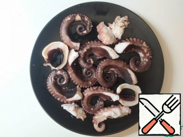 Cut off the tentacles.The head is not served in restaurants, but Portuguese Housewives often, of course, prepare it.I don't like the head either. But you can cook (it will not affect the process in any way) and then decide whether to eat it or not.