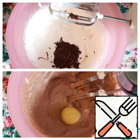 Chocolate (55 gr) pre-melt, add to the whipped mass, mix everything, beat in the egg.