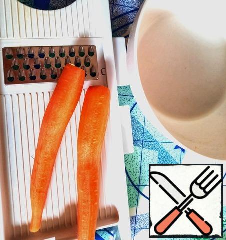 Grate the carrots on a large grater.