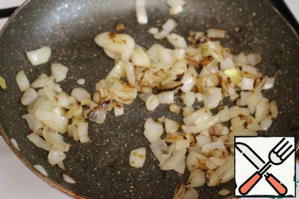 Pour a little vegetable oil into the pan, add the onion and fry it over medium heat for 3-5 minutes. At the end, add ginger, pepper, dill seeds and garlic, mix thoroughly.