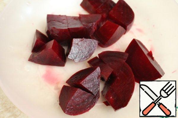 Bake the beets in the oven until soft and clean. Cut into pieces of any size (only for convenience, for further grinding in a blender). If desired, beets can be boiled in water.