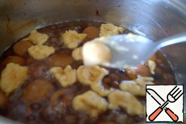 Take the dough on the tip of a spoon and use another spoon to separate it into the heated compote.