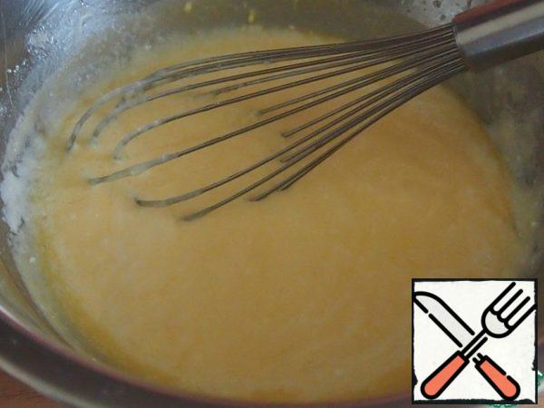 Dissolve the butter, add three-quarters of a Cup of sugar, eggs, and salt. Beat with a whisk.