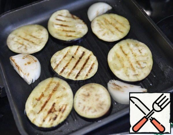 Sprinkle the vegetables with oil and fry in a frying pan.
