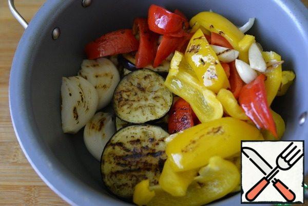 Put the ready-made grilled vegetables in a pan.