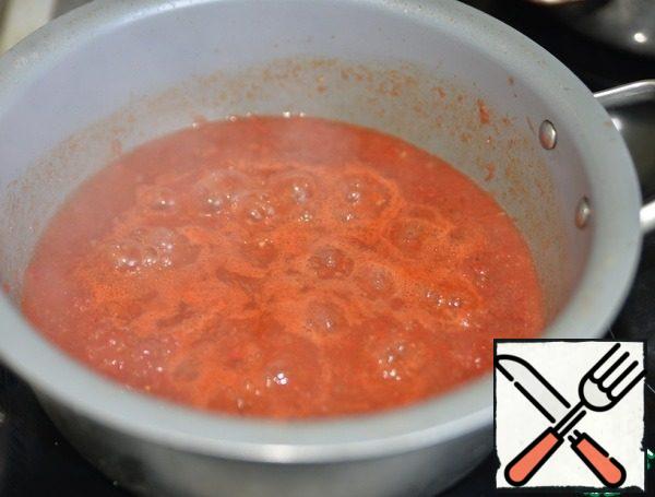 Bring the mixture to a boil and cook over medium heat for 10 minutes. Add salt, sugar, vinegar, a mixture of peppers and coriander.