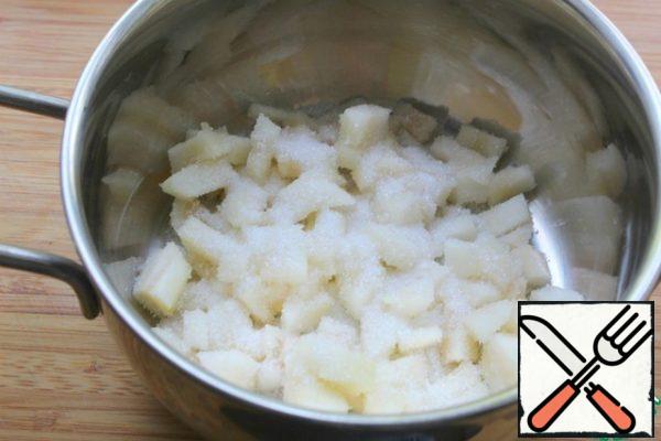 Peel the pear, cut it into a small cube, sprinkle with sugar, and pour in the juice.
Bring to a boil and cook over low heat for 5 minutes.