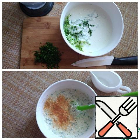 We send the curd-sour cream mixture to cucumbers with zucchini. I connected it with a silicone spatula. Chopped dill, sent there. Pepper to taste. Add pepper to taste. If the sauce will be eaten by children, do not pepper. Pepper then the finished dish. I make sauce for new boiled potatoes and chicken cutlets. For me, the sauce is just great for the amount of ingredients I have given. Put in the refrigerator before serving for 15-20 minutes.