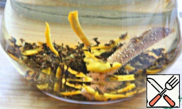Pour cold water into the jug (final, not from the tap).
Add the tea leaves, orange zest, cloves, and cinnamon stick.
Leave for 2 hours at room temperature