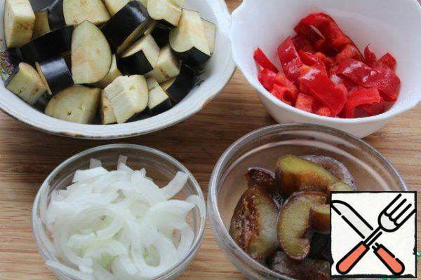 Prepare the vegetables-eggplant cut into round pieces 1 cm thick and 4 parts.
Cut the onion into quarters thinly.
Pepper strips.
Cut the plums in half.