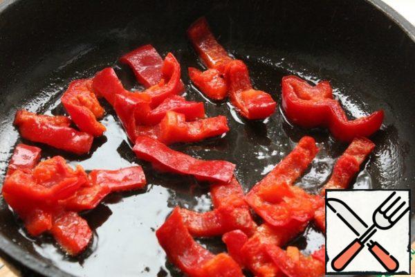 Fry the pepper on a high heat for 2-3 minutes on a minimum amount of vegetable oil.