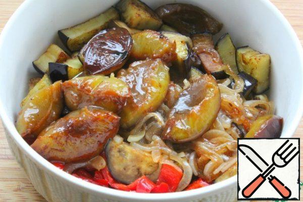 Put the fried vegetables in a salad bowl.
Last fry the plums for 2-3 minutes, without defrosting, in a small amount of oil.
Spread the plums with the rest of the vegetables.