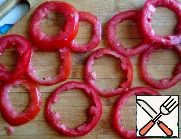Wash the tomatoes, cut them into rings, and remove the pulp.